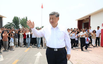 西安一轿车失控撞上公交站台